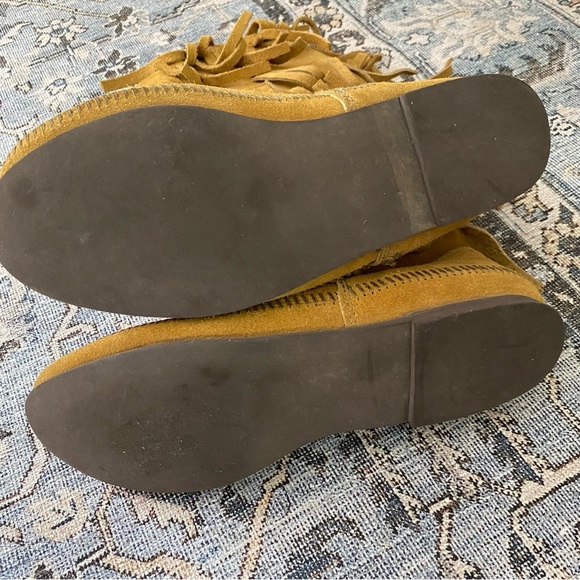 MINNETONKA 3-Layer Fringe Boot Size 10 - Picture 5 of 10